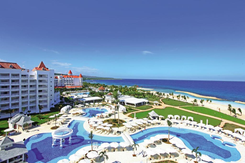 einem Luftblick auf ein Resort mit Pool und Meer in der Unterkunft Bahia Principe Luxury Runaway Bay - Adults Only All Inclusive in Runaway Bay