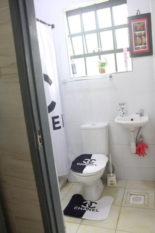 Koupelna v ubytování Edenville Studio Apartment Ongata Rongai