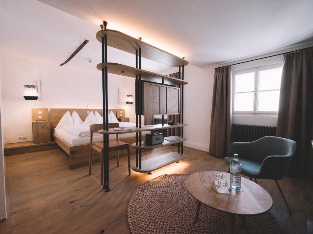 ザルツブルクにあるartHotel Blaue Gansの二段ベッドとテーブルが備わるホテルルームです。