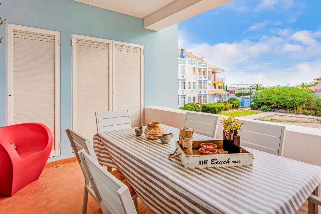 Balkoni atau teres di Golden 1 BDR Flat W/ Balcony & Pool by LovelyStay