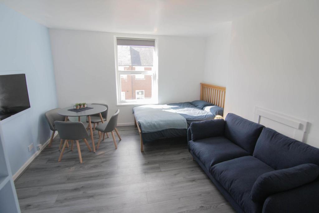 sala de estar con sofá y mesa en Beautiful 1 Bedroom Central Flat en Leamington Spa