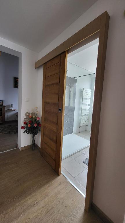 une chambre avec une porte et un vase de fleurs dans l'établissement La vouivre, à Saint-Remèze