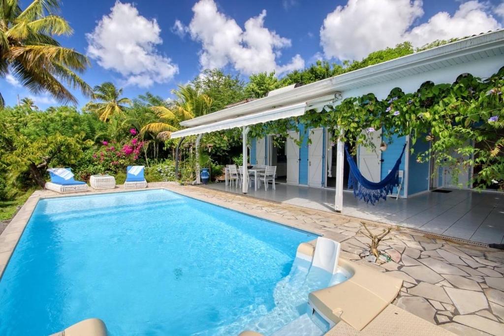Bazén v ubytování Villa en bord de mer à Saint-Pierre, 100 m² nebo v jeho okolí