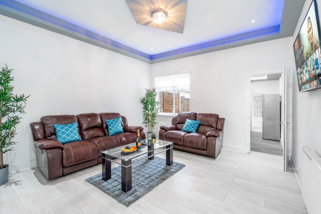 a living room with two leather couches and a table at Large 5 Bedroom Edgbaston Townhouse - 10 Guests - Free WIFI, Netflix & On street Parking - 974P in Birmingham
