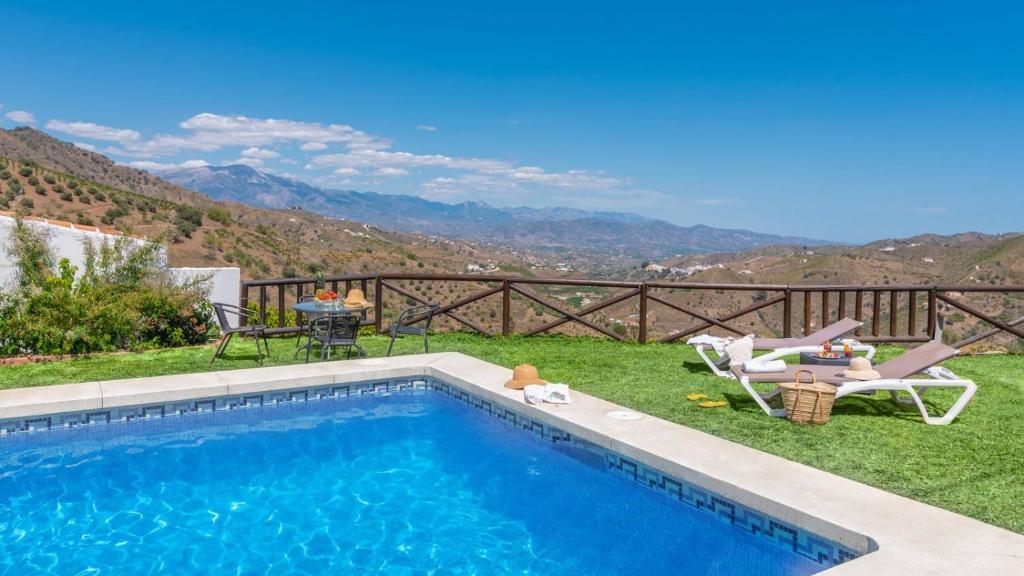 ein Schwimmbad mit Blick auf die Berge in der Unterkunft Casa Los Limones El Borge by Ruralidays in Borge