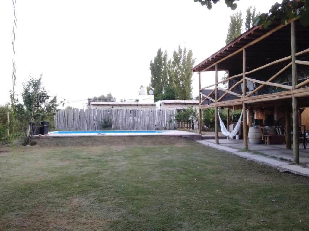 un patio trasero con piscina y valla en LaFinca en Las Heras