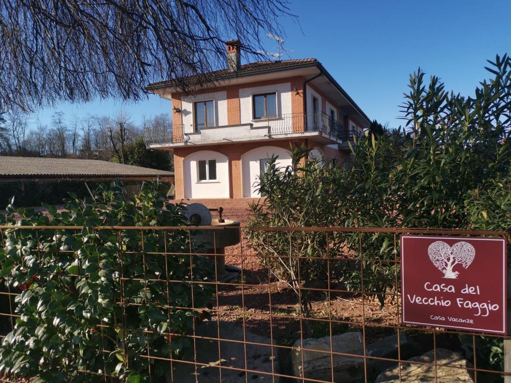 una casa con un cartel delante de ella en Casa del vecchio faggio - Nebbiuno Lago Maggiore en Nebbiuno