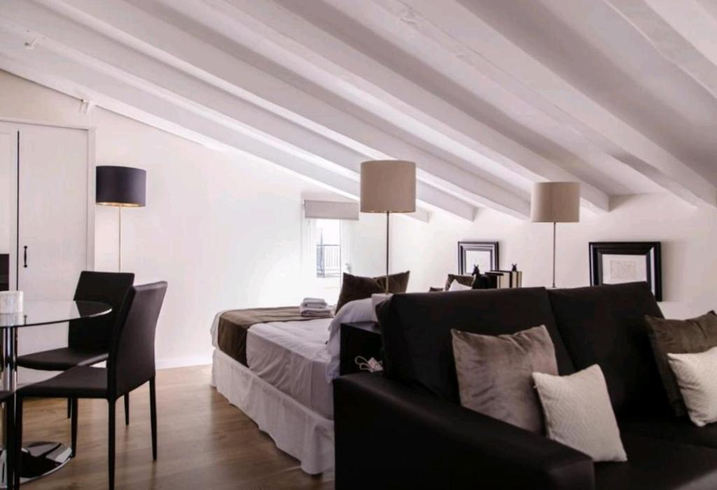 バレンシアにあるloft con terrazaのベッドルーム1室(ベッド1台、ソファ、テーブル付)