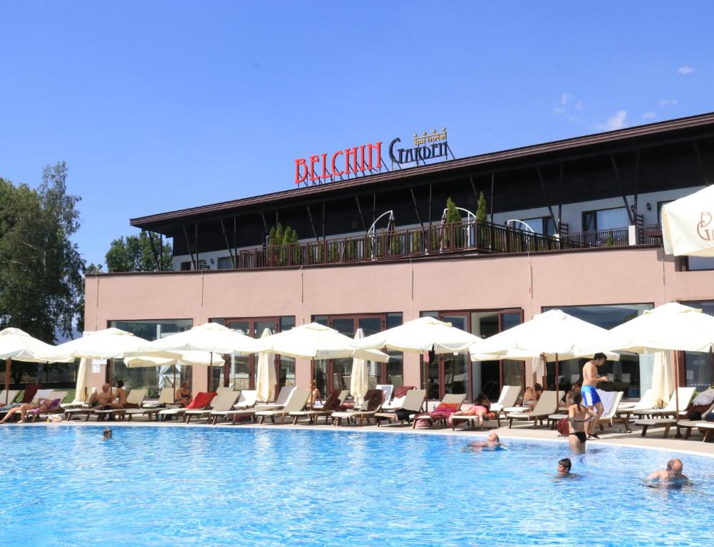 una piscina en un hotel con gente en el agua en Belchin Garden SPA&Wellness en Belchin