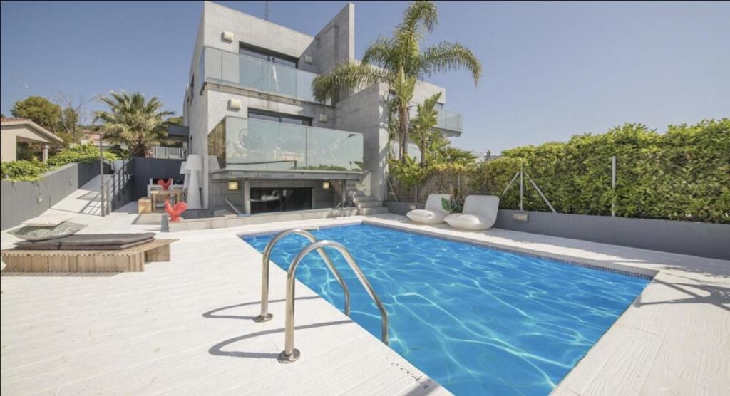 una piscina frente a una casa en Clauhomes Villa Al Mar Deluxe, en Tarragona