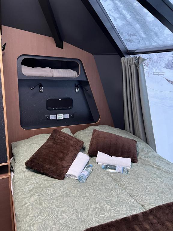 En eller flere senge i et værelse på AuroraHut at Sauna Retreat