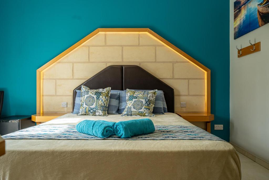 Postel nebo postele na pokoji v ubytování Il-Logga Boutique Hotel