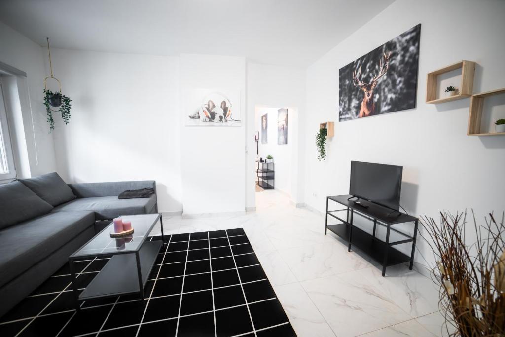 Μια τηλεόραση ή/και κέντρο ψυχαγωγίας στο Nord-Apartment 3 I 1 Zimmer mit großzügigen Wohnbereich
