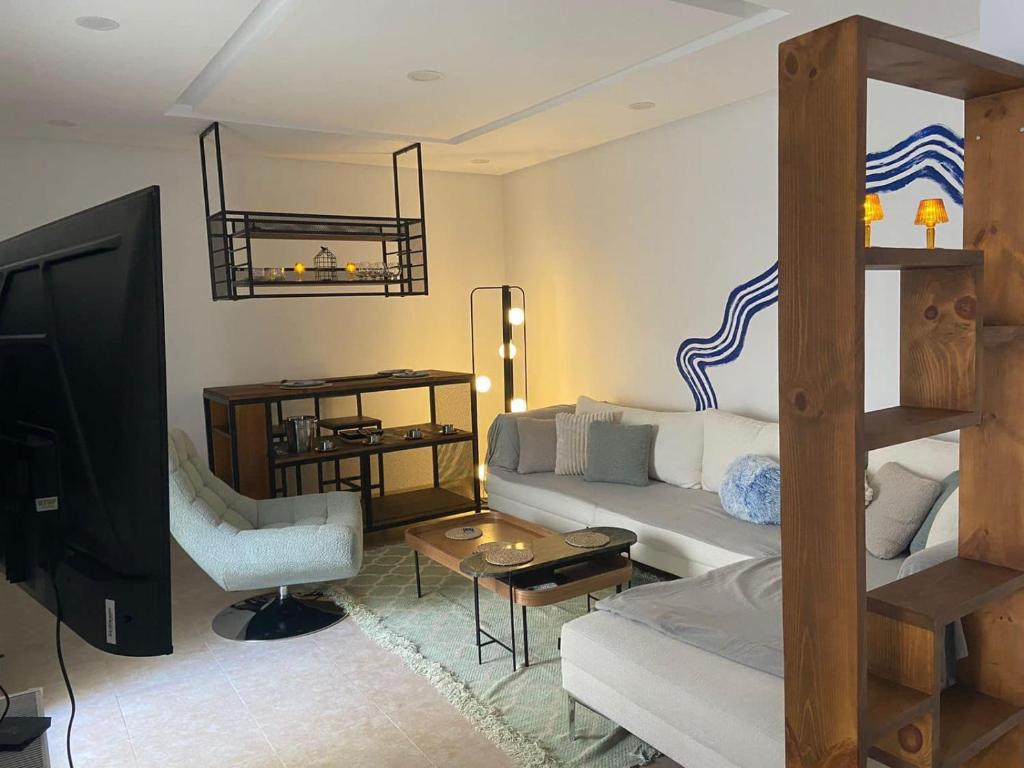 - un salon avec un canapé et des lits superposés dans l'établissement cozy apartment, à La Marsa