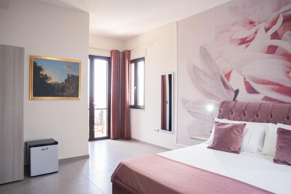 um quarto com uma cama com um quadro na parede em VILLA PORPORA em Pompeia