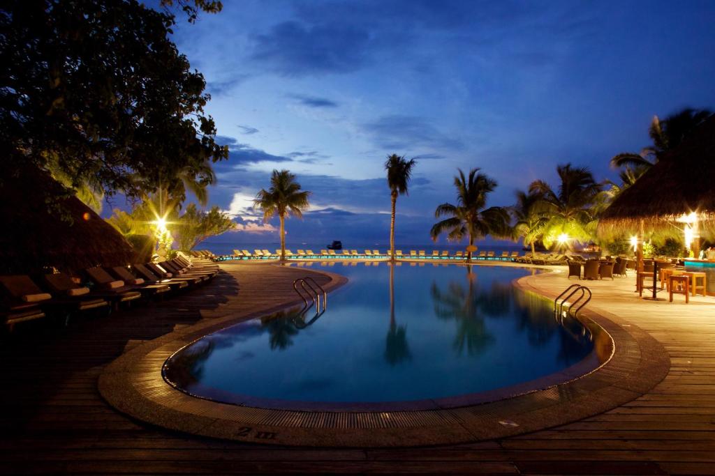Bazén v ubytování Kuredu Island Resort & Spa nebo v jeho okolí