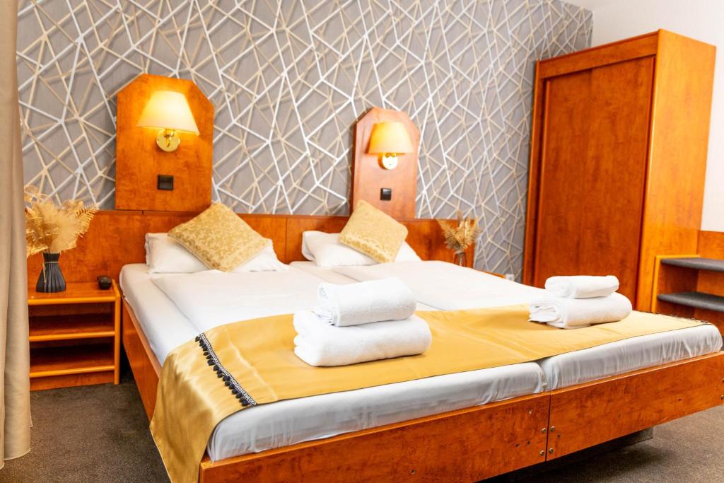فندق روسيا في فرانكفورت ماين: غرفة نوم عليها سرير وفوط