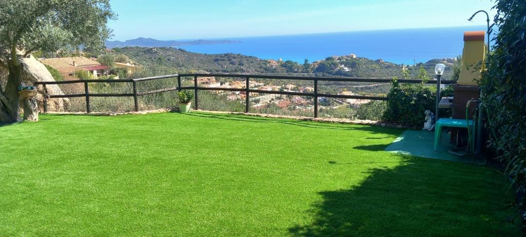 un cortile con prato verde e recinto di Costa Rei casa vacanze Gi.&Gi. a Costa Rei