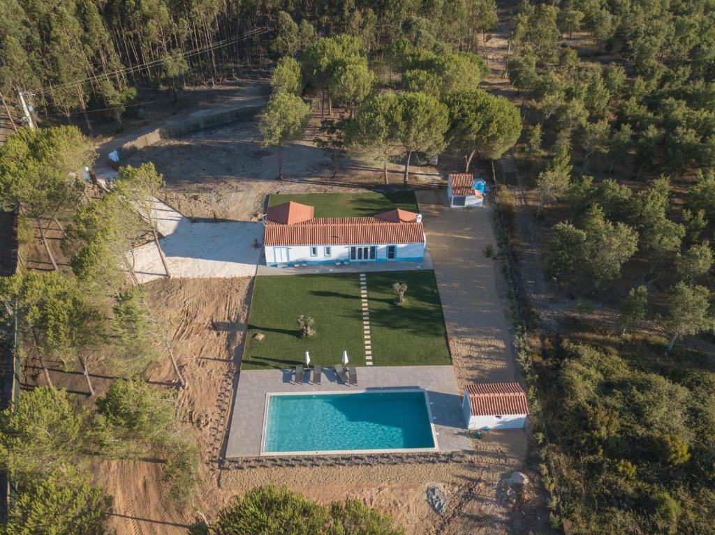 uma vista aérea de uma casa com piscina em Monte dos Pinheiros em São Teotónio