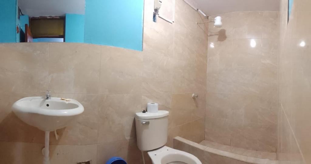 bagno con servizi igienici e lavandino di Shania a Trujillo