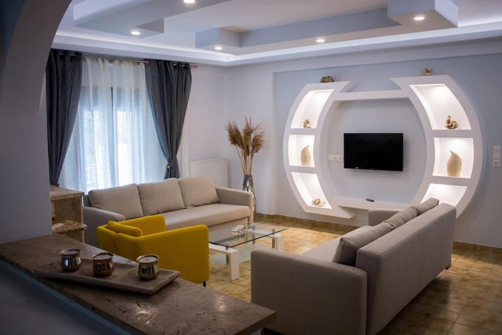 sala de estar con sofá y TV en Spacious Apartment in the heart of Pythagorion en Pythagóreion