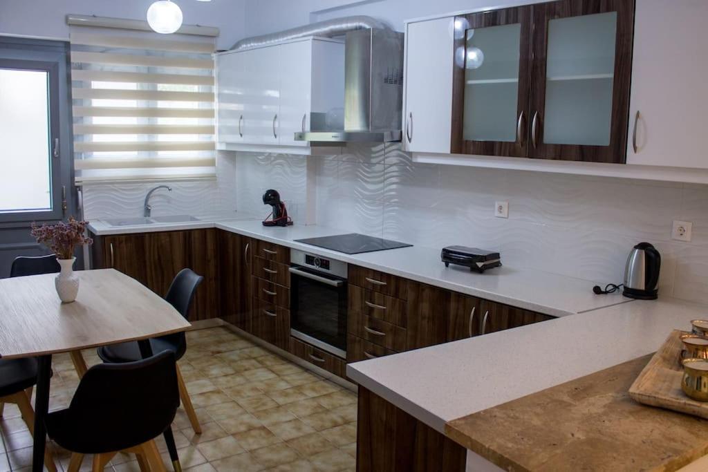 Kuchyň nebo kuchyňský kout v ubytování Didima Apartments 1