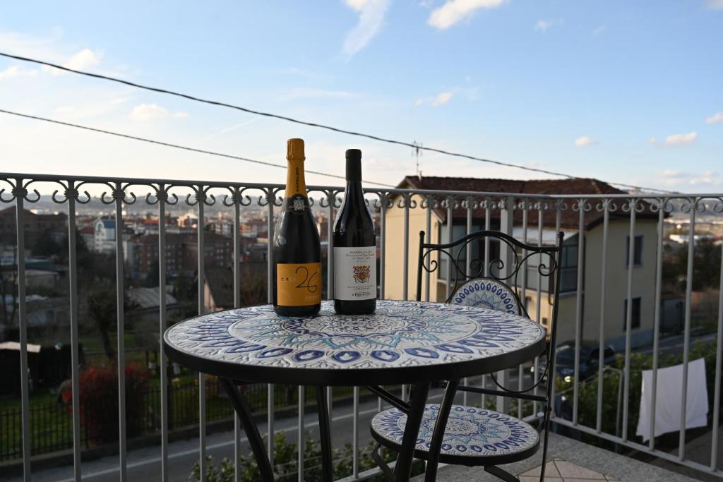 twee flessen wijn op een tafel op een balkon bij La Finestra Blu Alba 2 in Alba