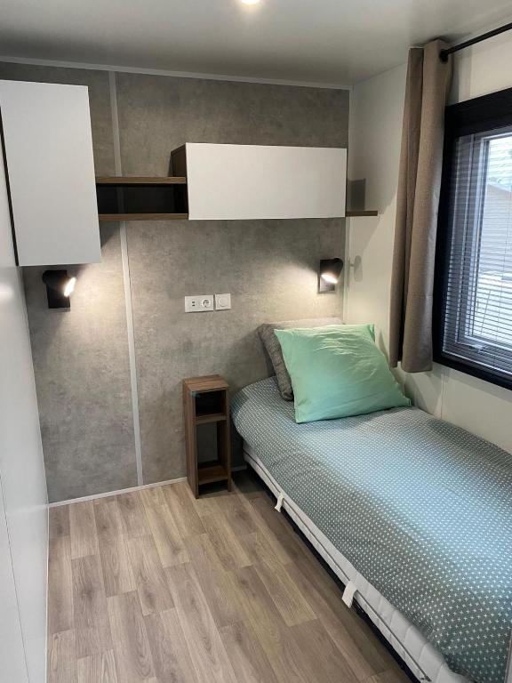 Posteľ alebo postele v izbe v ubytovaní Mobil home familial neuf de 2024 pour 8 personnes