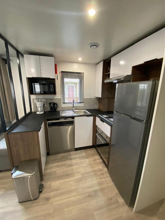 Kuchyňa alebo kuchynka v ubytovaní Mobil home familial neuf de 2024 pour 8 personnes