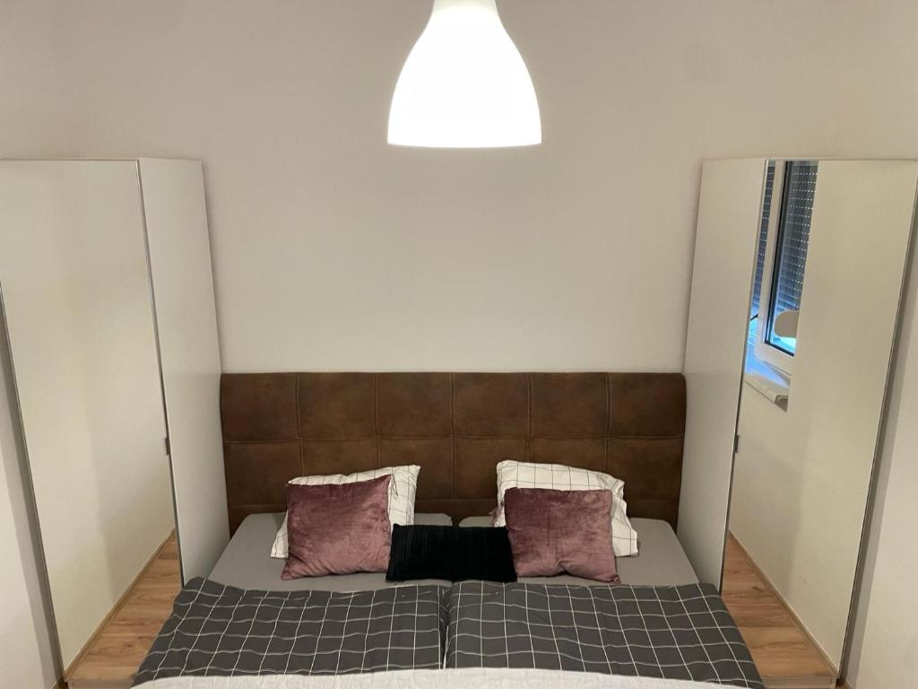 1 dormitorio con 1 cama con 2 almohadas en Seiersberg en Seiersberg