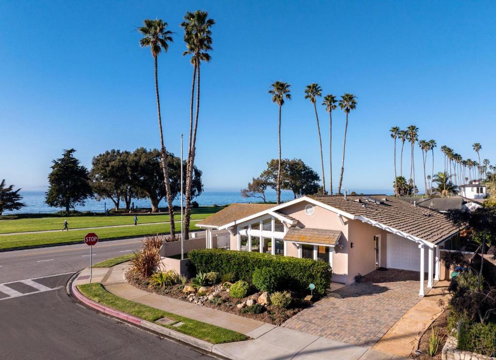 une maison sur le côté d'une rue bordée de palmiers dans l'établissement Casa Costera, à Santa Barbara