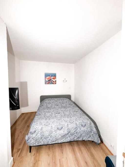 une chambre avec un lit dans une pièce blanche dans l'établissement Studio St Ursule R2, à Montpellier