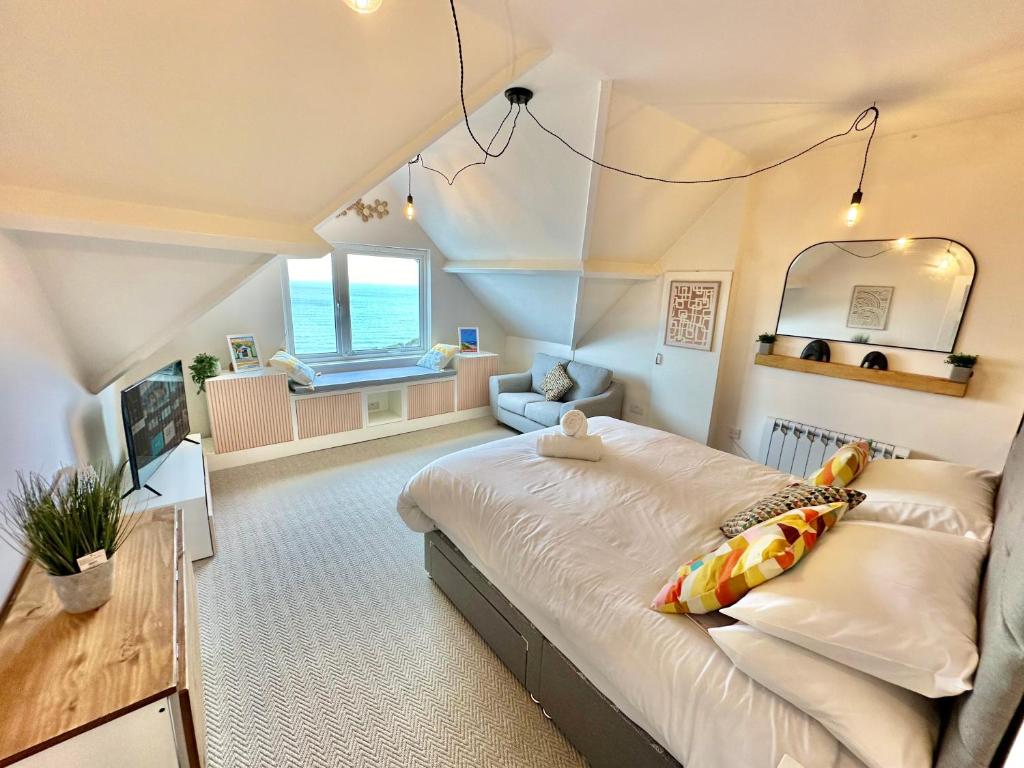 Un dormitorio con una cama grande y una ventana en Pier View Retreat - Close to Beach - Sea Views With Parking, en Bournemouth
