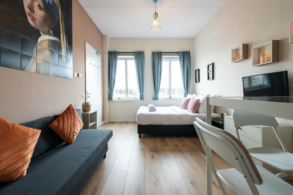 アムステルダムにあるAparthotel North Spacious Studio for twoのリビングルーム(ソファ、ベッド付)