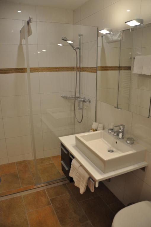 Koupelna v ubytování Hotel Seraina