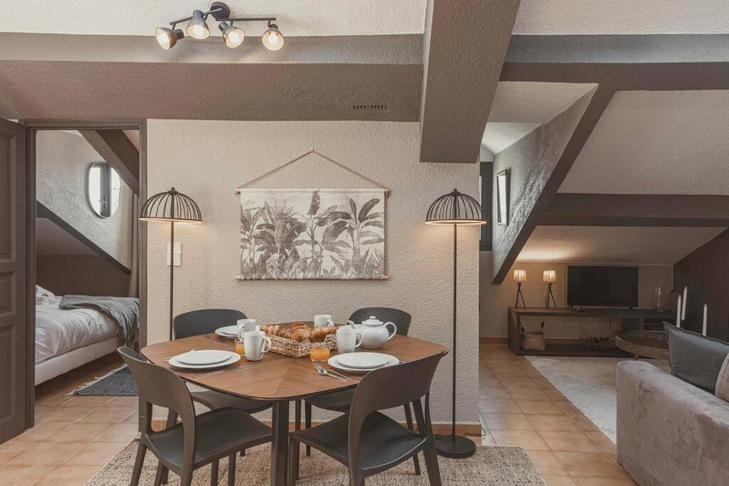 un salon avec une table, des chaises et un canapé dans l'établissement 