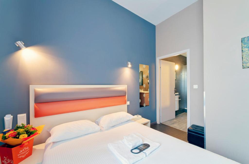 Postel nebo postele na pokoji v ubytování Adonis Hotel Strasbourg