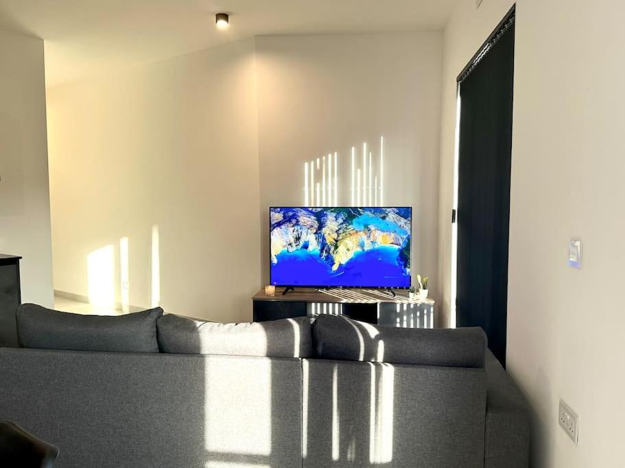 TV/trung t&acirc;m gi&#x1EA3;i tr&iacute; t&#x1EA1;i Lovely Marsalforn Apartment