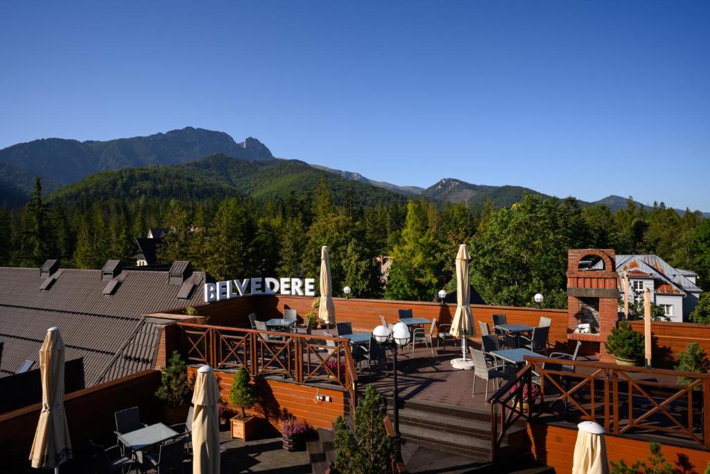 Blick auf ein Resort mit Bergen im Hintergrund in der Unterkunft Hotel Belvedere Resort&SPA in Zakopane