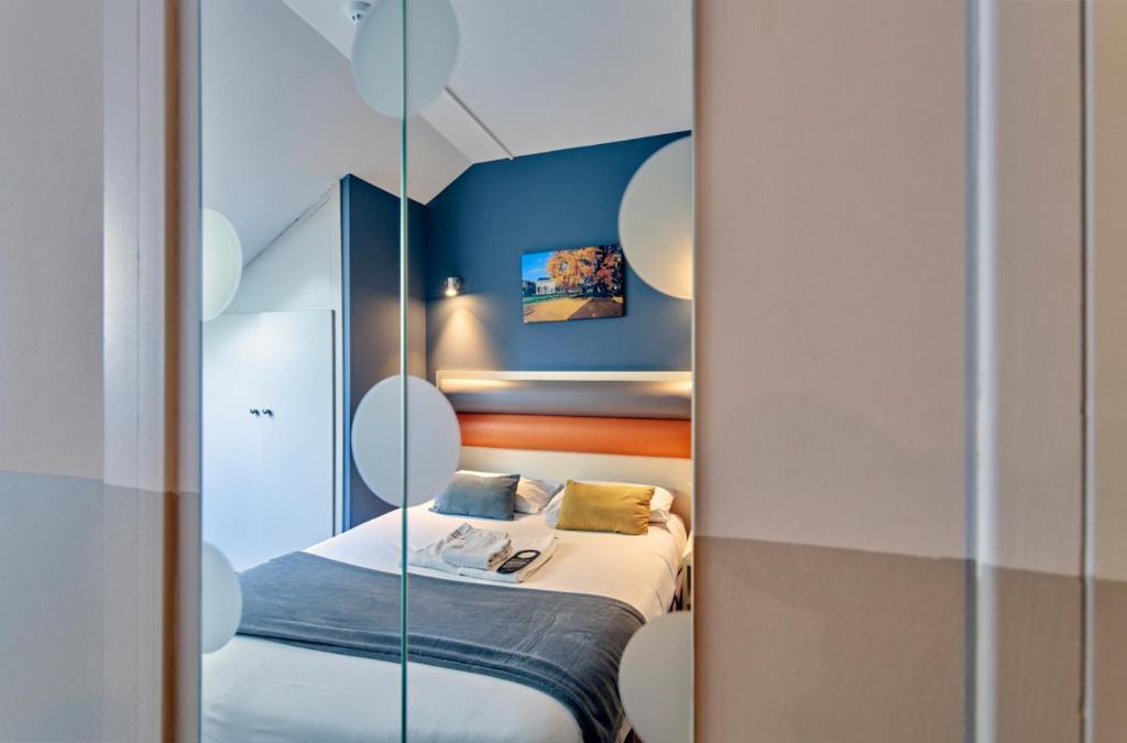 Postel nebo postele na pokoji v ubytování Adonis Hotel Strasbourg