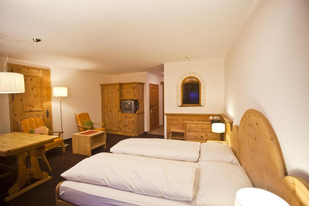 Postel nebo postele na pokoji v ubytování Hotel Seraina