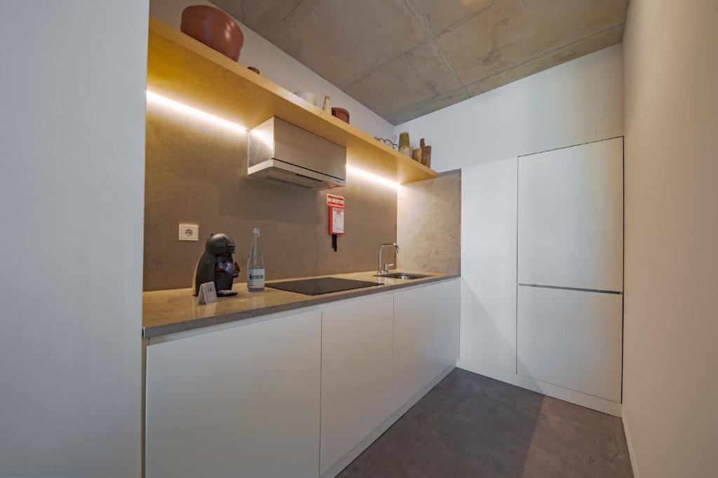 Aparthotel Oporto Anselmo - 高级两居室公寓，阳台和街景