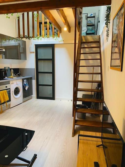 Habitación con escalera en una cocina con lavadora en Charmant et paisible duplex à gare Rennes en Rennes