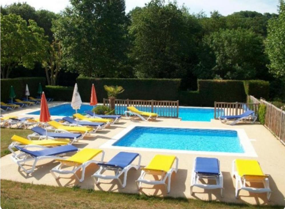 - un groupe de chaises et une piscine avec un groupe de chaises dans l'établissement Mobil home, à Montrigaud