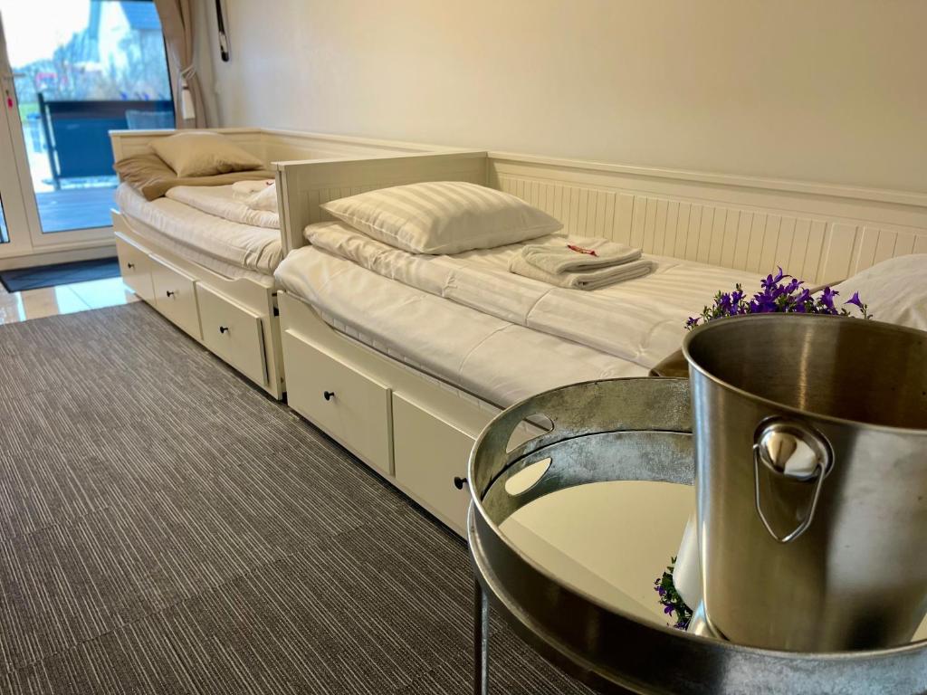 Postel nebo postele na pokoji v ubytování Vid Gekås Ullared Boende B&B