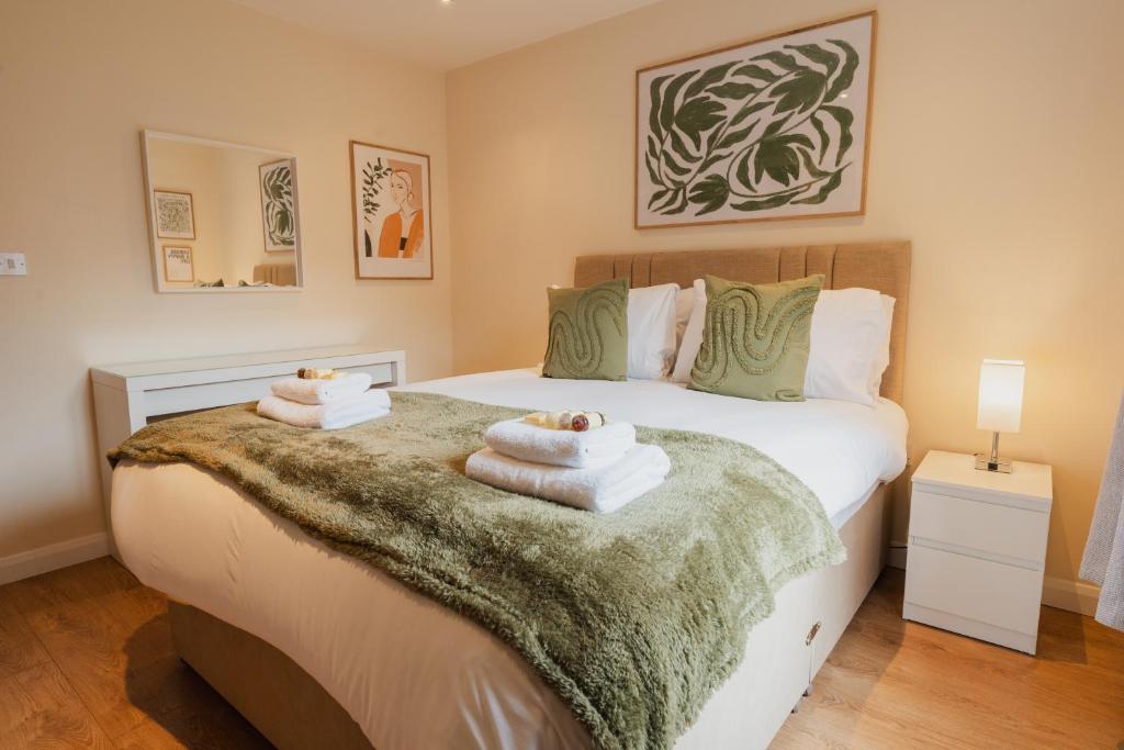 a bedroom with a bed with towels on it at Charming city centre 2 bed apartment - Sleeps 4. With Parking. in Chester