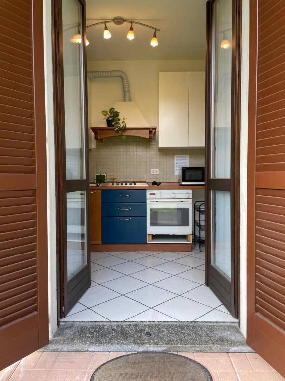 A kitchen or kitchenette at Bnbook Villa Biancospino