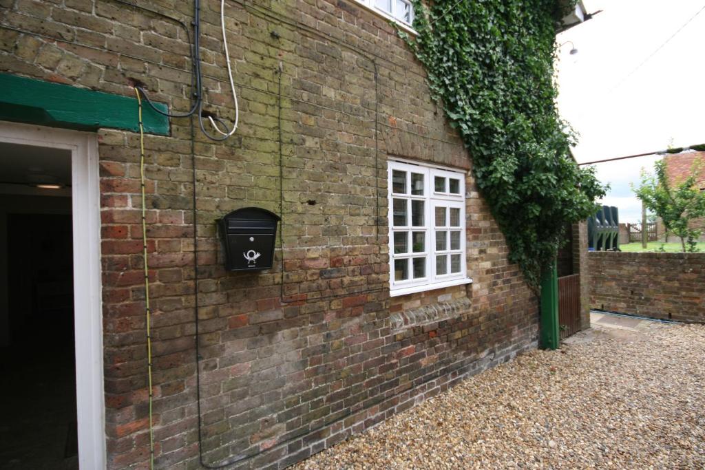un edificio in mattoni con una finestra sul lato di The Egg Room a Ivinghoe