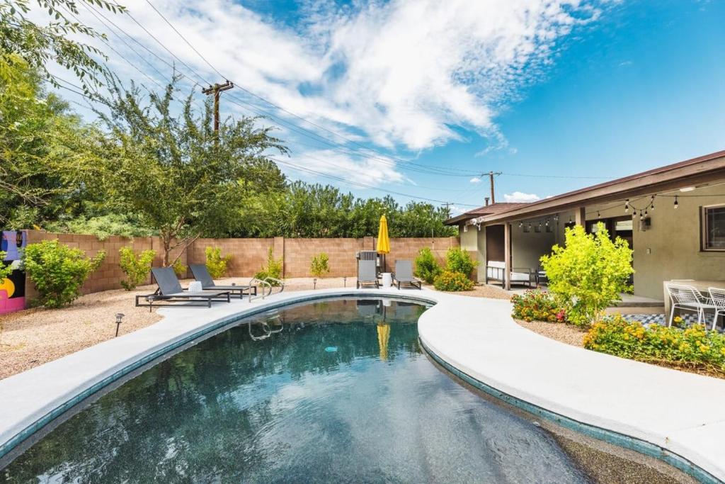 - une piscine dans l'arrière-cour d'une maison dans l'établissement Heated Pool Outdoor Kitchen Patio Modern Design, à Scottsdale