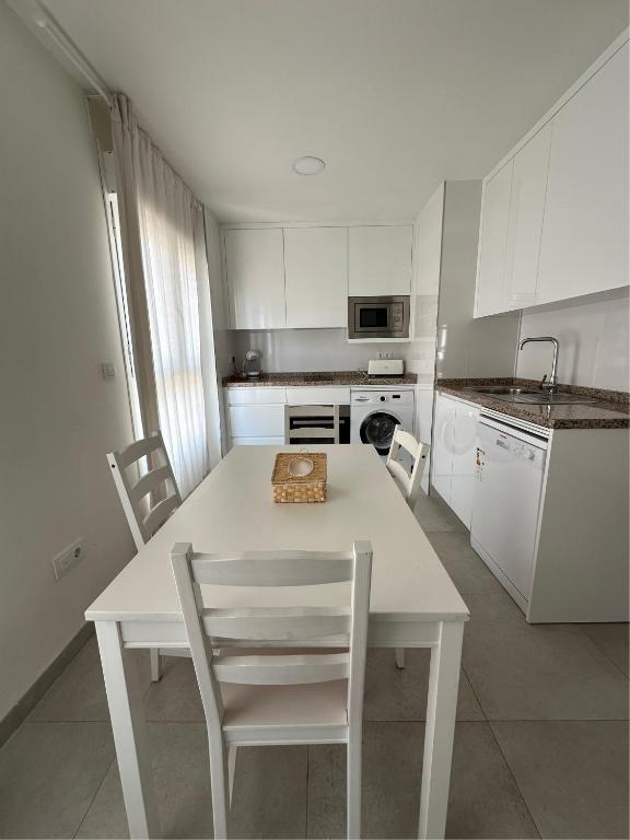 Kuchyň nebo kuchyňský kout v ubytování Apartamentos Turísticos Victoria
